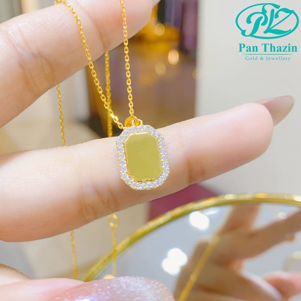 Yellow Gold Necklace .